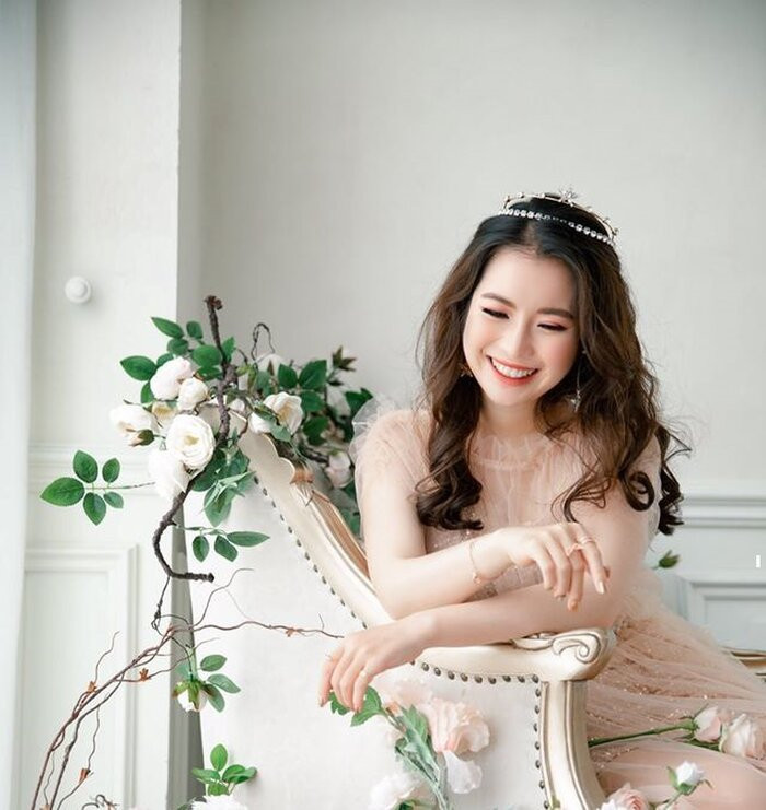 12 năm liền Khánh Linh đạt học sinh giỏi và khả năng nói tiếng Anh của cô nàng cũng rất lưu loát.