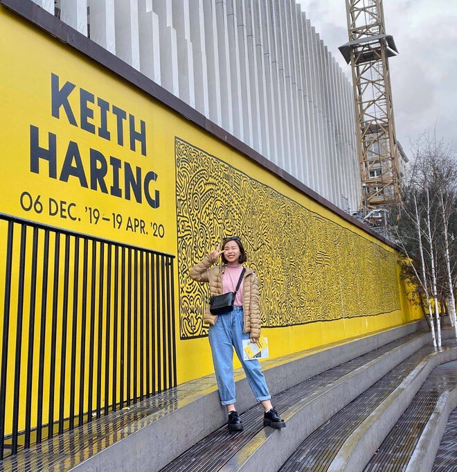 Tô Ngọc Viên Minh chính là mẫu bạn gái lý tưởng của mọi chàng trai, khi cô nàng là hậu phương vững chắc luôn chăm sóc, thu vén công việc giúp Công Phượng có thể hoàn toàn tập trung cho việc tập luyện và thi đấu. Mời quý độc giả đón xem thêm video: Ngắm trọn lễ đính hôn “kín đến phút chót” của Công Phượng - Nguồn: VTC NOW