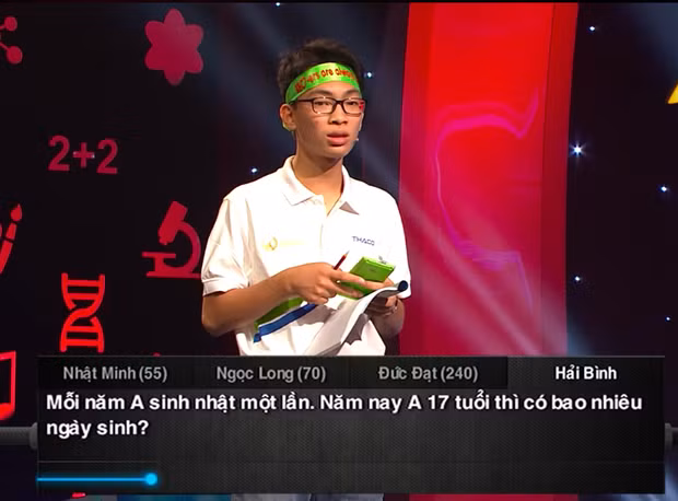 Câu hỏi gây "lú" một thời cho dàn thí sinh khi cậu bạn Hải Bình đã thay liền 5 đáp án chỉ trong vòng chưa đến 10 giây. Cuối cùng đáp án là 1 vì dù A bao nhiêu tuổi thì A cũng chỉ có duy nhất 1 ngày sinh.