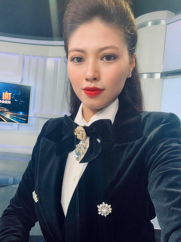 Ngọc Trinh nổi bật mỗi khi xuất hiện trên sóng truyền hình nhờ vào nhan sắc cực phẩm.