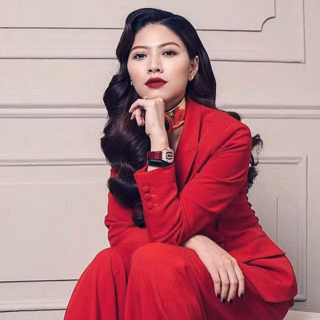 Trên trang cá nhân của mình, người đẹp này luôn đăng tải hàng loạt những khoảnh khắc du lịch sang chảnh, đồ hiệu chất đầy khiến nhiều người ghen tị.