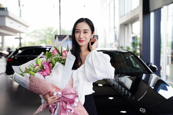 Xế hộp của 9X là chiếc Mercedes C300 2019 trị giá khoảng 2 tỷ đồng. Đây cũng là phần thưởng cô tự thưởng cho mình sau thời gian nỗ lực làm việc.