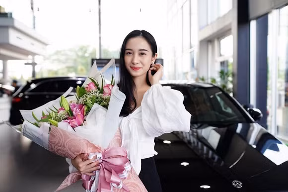 Xế hộp của 9X là chiếc Mercedes C300 2019 trị giá khoảng 2 tỷ đồng. Đây cũng là phần thưởng cô tự thưởng cho mình sau thời gian nỗ lực làm việc.