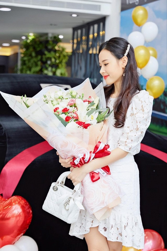 Tại buổi nhận xe, tình cũ Phan Thành diện đầm trắng kết hợp với túi xách hàng hiệu vô cùng xinh đẹp và sành điệu.