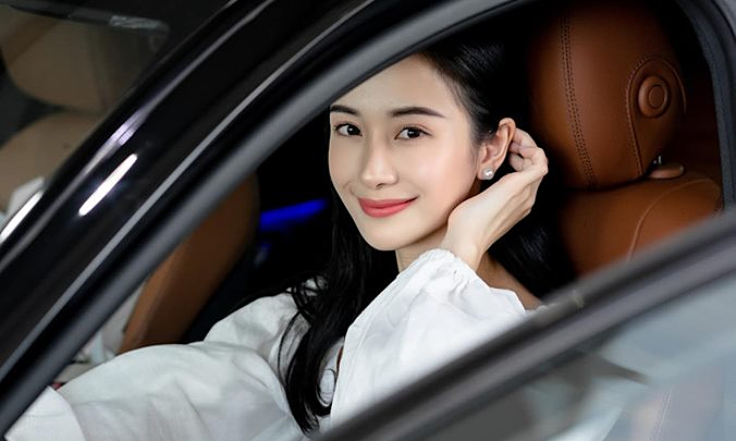 Với sự nghiệp ngày càng phát triển đã giúp nữ diễn viên sinh năm 1995 dù còn rất trẻ đã có thể tậu được cho mình xế hộp tiền tỷ.