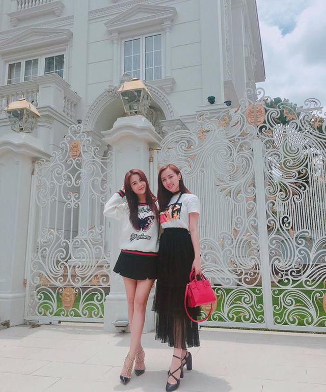 Sam khẳng định rằng hot girl không phải nghề, do vậy cô nỗ lực để hoạt động nghệ thuật và kinh doanh để kiếm tiền.