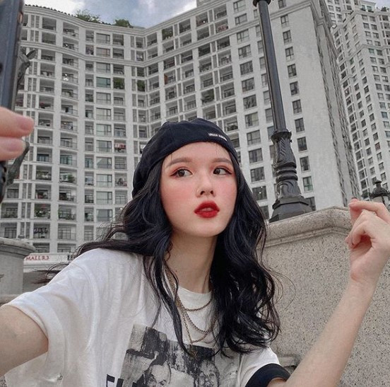 Được biết, niềm đam mê của Minh là giày thể thao, nhưng cô không dành quá nhiều tiền để mua chúng. Đôi giày yêu thích và cũng là đắt tiền nhất của Minh trị giá hơn 2 triệu đồng.