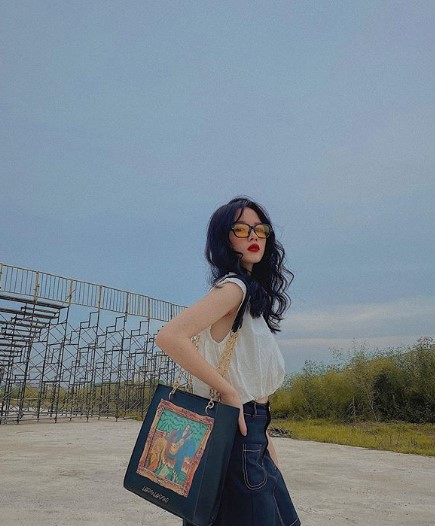 Trước đây, cô nàng từng tham gia vào buổi casting The Face Vietnam 2018 tại Hà Nội và gây ấn tượng với giảm khảo và khán giả truyền hình khi dính lỗi make up.