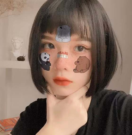 Hot girl 10x được đánh giá có gu ăn mặc cá tính và khá nổi bật với bạn bè cùng trang lứa.