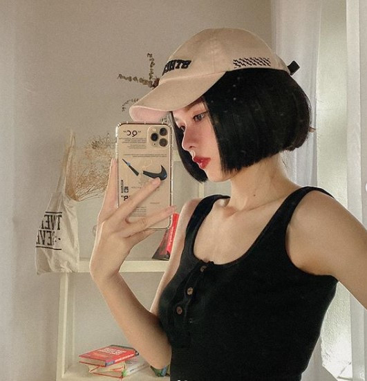 Lúc đó, cô nàng bị Nam Trung chỉ ra lỗi vẽ lông mày quá to khiến khuôn mặt cô trông cau có, dữ dằn. Sau đó, ban giám khảo đã giúp Ngọc Minh chỉnh sửa, lau bớt đôi lông mày quá đậm, trông khuôn mặt cô nàng hài hòa và dễ thương hơn hẳn.