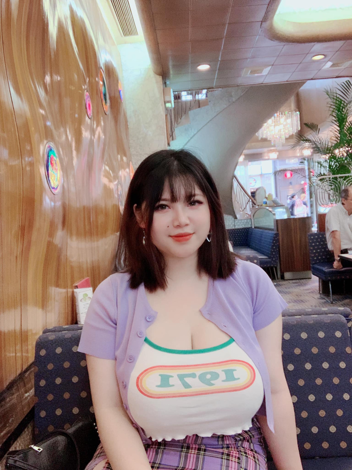 Vòng một nổi bật khiến cô gần như trở thành tâm điểm ở bất kì đâu.