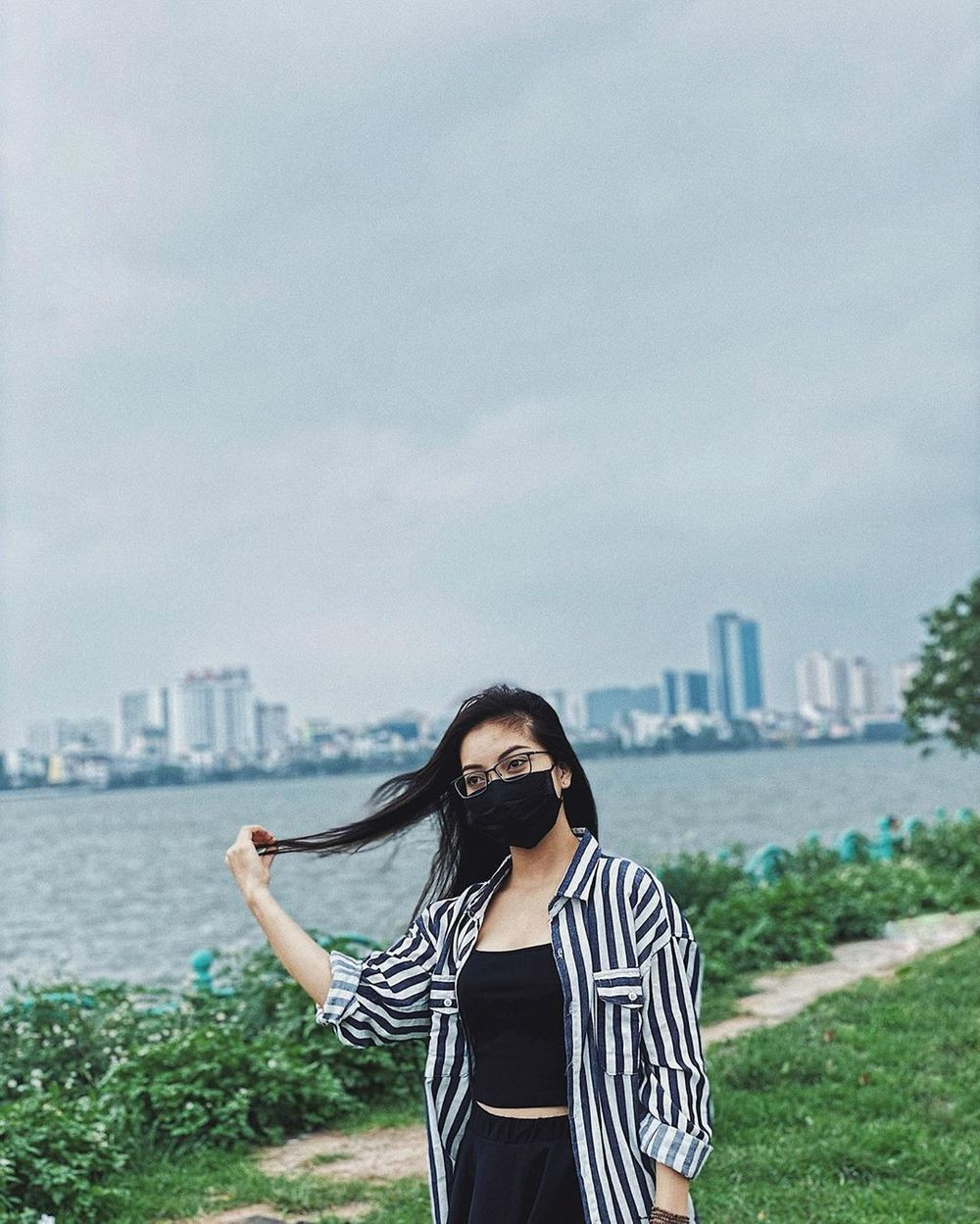 Những ngày gần đây, Nhật Lê lại bị dân mạng réo gọi, chỉ trích chỉ vì những tấm ảnh cô đăng trên trang cá nhân. Được biết, đây đều là hình chụp Nhật Lê ở Đà Nẵng và hiện có không ít bình luận khó nghe trên Instagram lẫn Facebook của nàng hot girl.