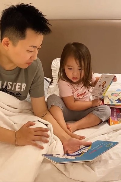 Năm nay, Doris đã 4 tuổi, cô bé luôn được mẹ yêu thương, chiều chuộng. Cách đây 2 năm, khi bé chưa tròn 2 tuổi, bà mẹ CEO này đã đưa con đi thăm thú tới 3 quốc gia khác nhau.