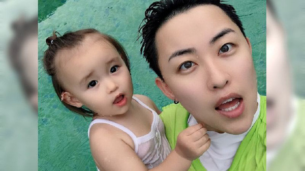 Cô con gái bé bỏng của Diệp Hải Dương không chỉ sở hữu diện mạo lai Tây, xinh xắn như búp bê mà đứa trẻ còn rất sáng dạ, chưa đầy 1 tuổi đã biết đi và chạy.