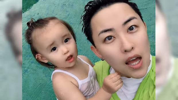 Cô con gái bé bỏng của Diệp Hải Dương không chỉ sở hữu diện mạo lai Tây, xinh xắn như búp bê mà đứa trẻ còn rất sáng dạ, chưa đầy 1 tuổi đã biết đi và chạy.