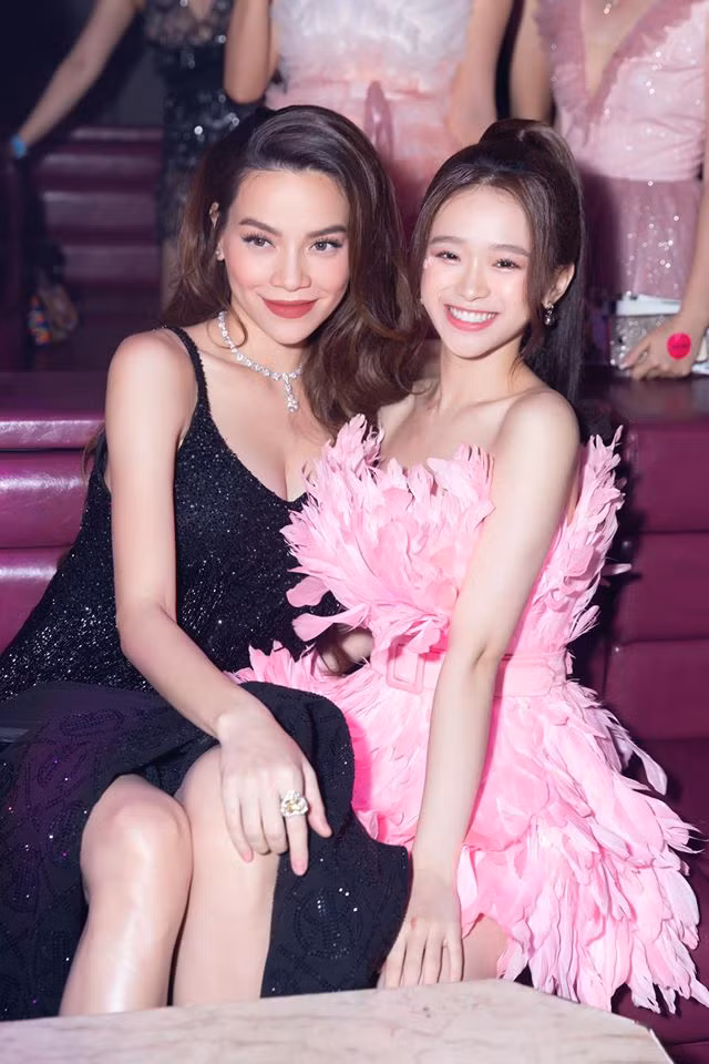 Nếu để ý có thể nhận thấy Linh Ka thường xuyên cập nhật ảnh check-in sự kiện hoặc ăn uống những nơi sang chảnh cùng nhiều ngôi sao nổi tiếng showbiz.