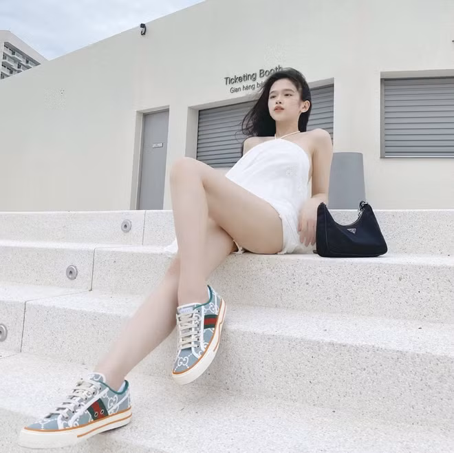 Cô nàng rất chăm chỉ dùng đồ hiệu đắt đỏ hơn.