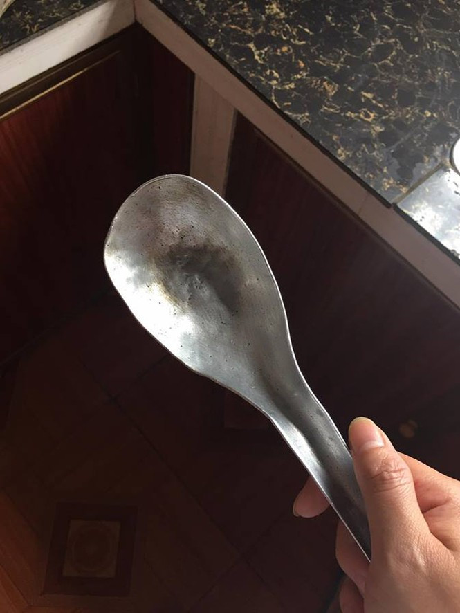 Chiếc muỗng "huyền thoại" ai nhìn vào cũng sẽ gợi nhớ về một tuổi thơ với nhiều kỷ niệm.