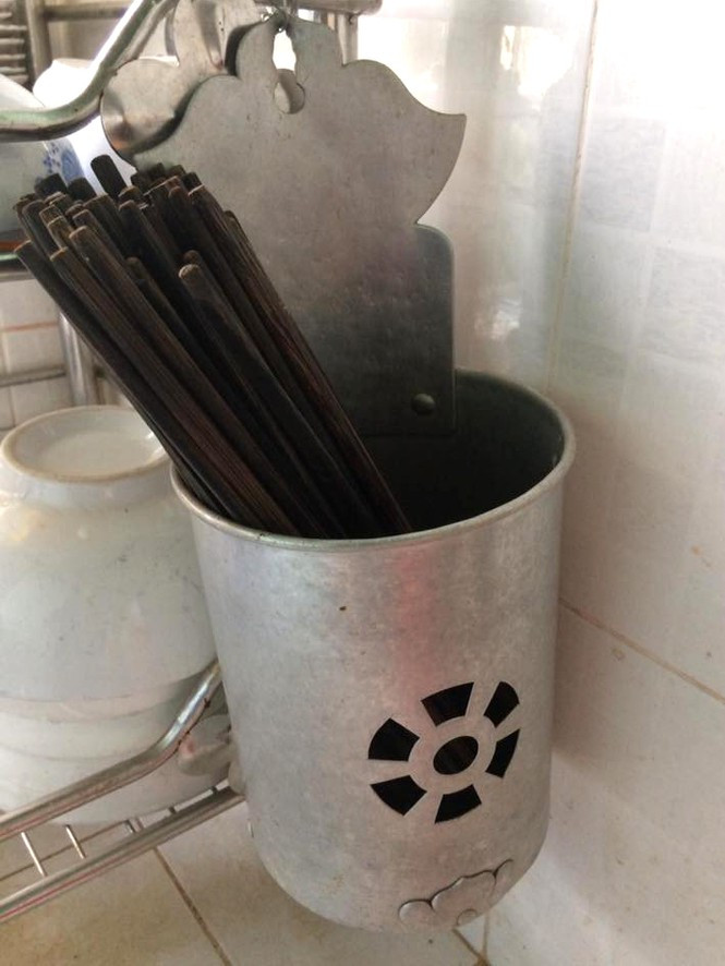 Rất nhiều vật dụng trong gia đình từ chiếc ống cắm đũa làm từ nhôm, chiếc nồi gang, bàn là than... đều được dân mạng chia sẻ.