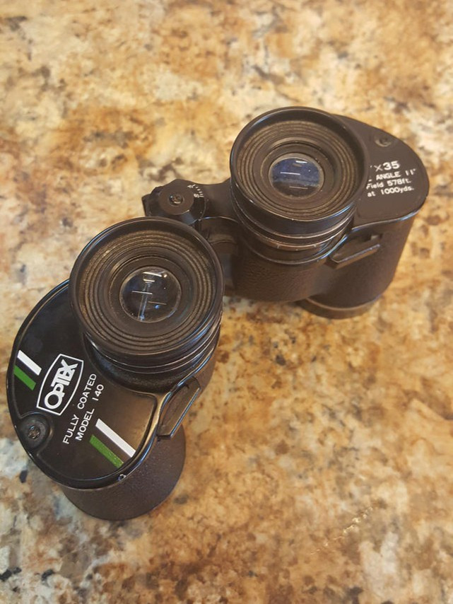 Theo chia sẻ từ một tài khoản Facebook, đây là chiếc ống nhòm Optex Optimatic của bà cố dùng để săn bắn, hiện nay nó vẫn dùng tốt.