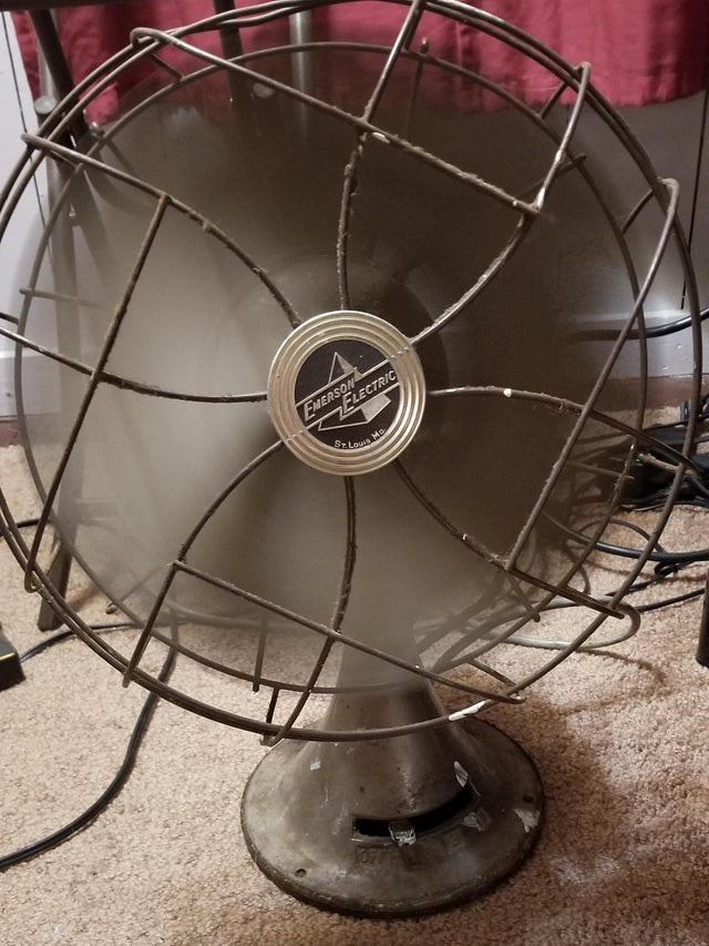 Rất nhiều món đồ trải qua nhiều thế hệ và đến bây giờ vẫn chạy tốt, chạy khoẻ. Điển hình như chiếc quạt cũ kỹ này đã xuất hiện trong nhà khi thành viên này còn rất nhỏ.