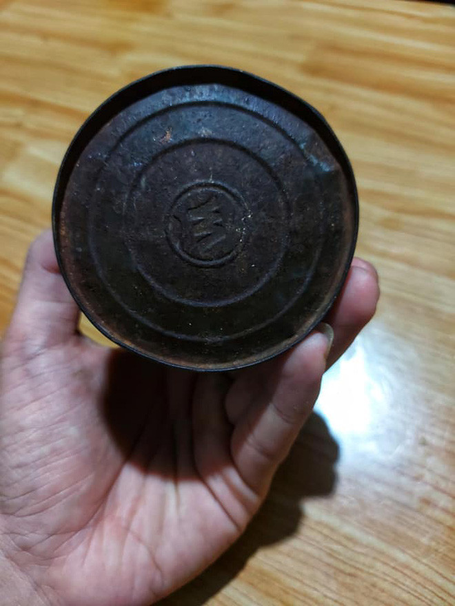 Theo như chủ nhân cho biết, dù chiếc lon đã cũ kỹ thế nhưng gia đình vẫn chưa có ý định thay đổi cái mới khiến không ít người bất ngờ.