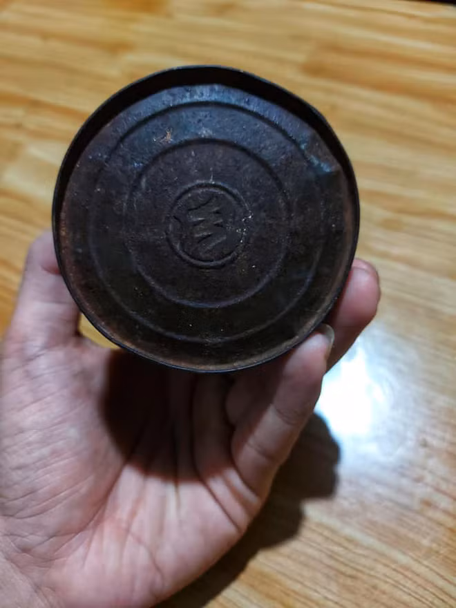 Theo như chủ nhân cho biết, dù chiếc lon đã cũ kỹ thế nhưng gia đình vẫn chưa có ý định thay đổi cái mới khiến không ít người bất ngờ.