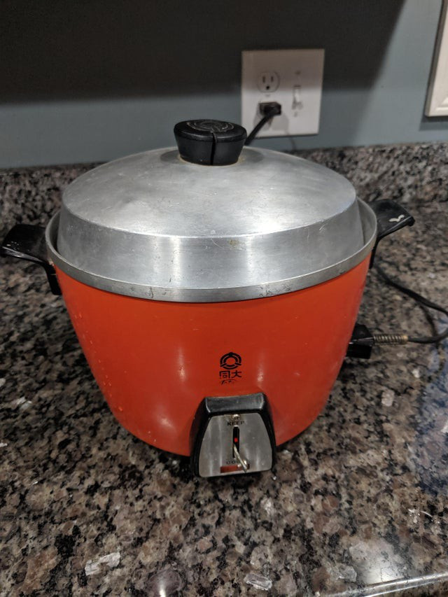 Hay là chiếc nồi cơm điện Tatung đã có tuổi đời hơn 35 năm vẫn được gia đình sử dụng.