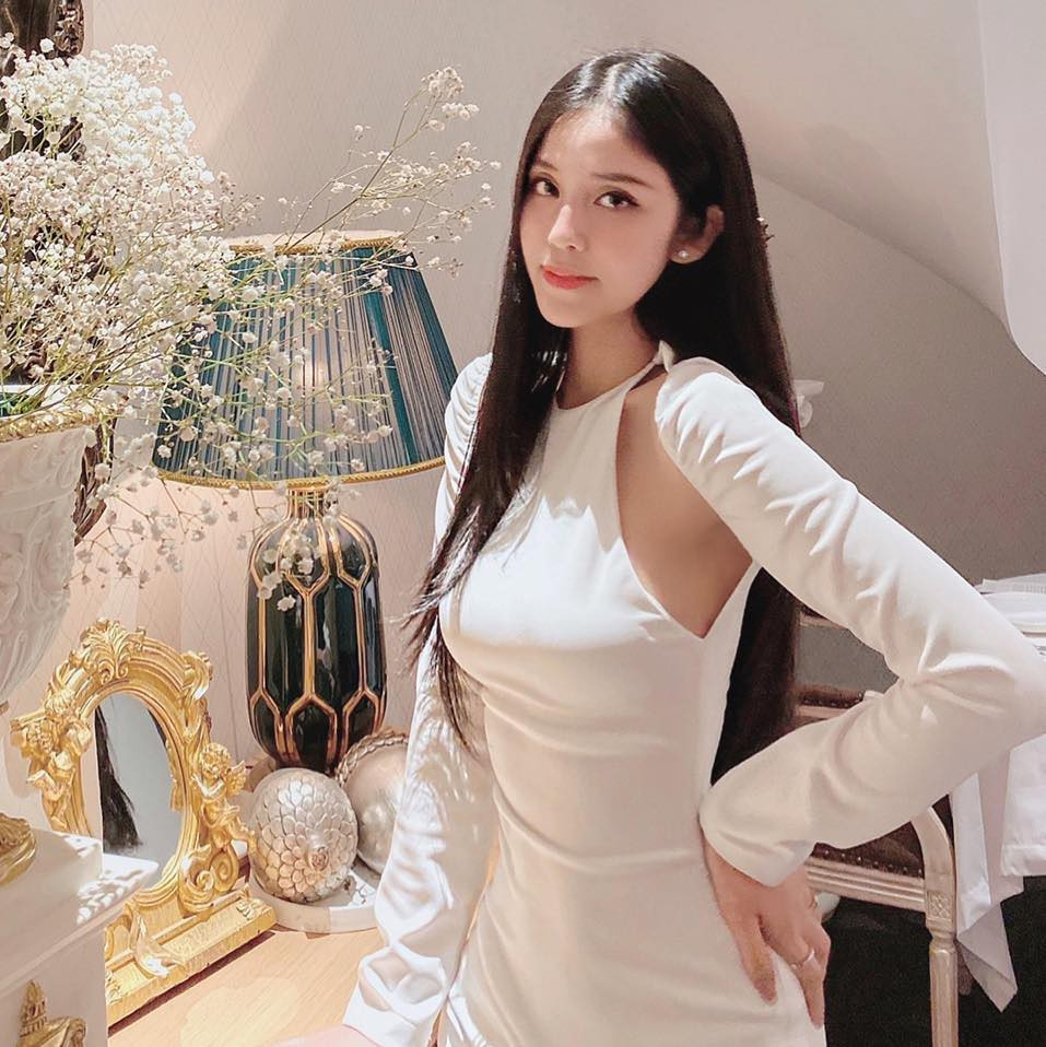 Trúc Phương đã giúp chú Hải mua xe máy mới, điện thoại mới và tiền mặt. Cô nàng còn đưa chú đi làm biển số xe, đưa chú đi siêu thị và đi ăn trưa.