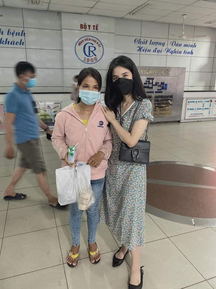 Cô cho biết, số tiền trên sẽ giúp vợ chồng anh chi trả viện phí, thức ăn, thuốc men… Đồng thời, mua một cặp bò để làm “cần câu” mưu sinh sau khi xuất viện.