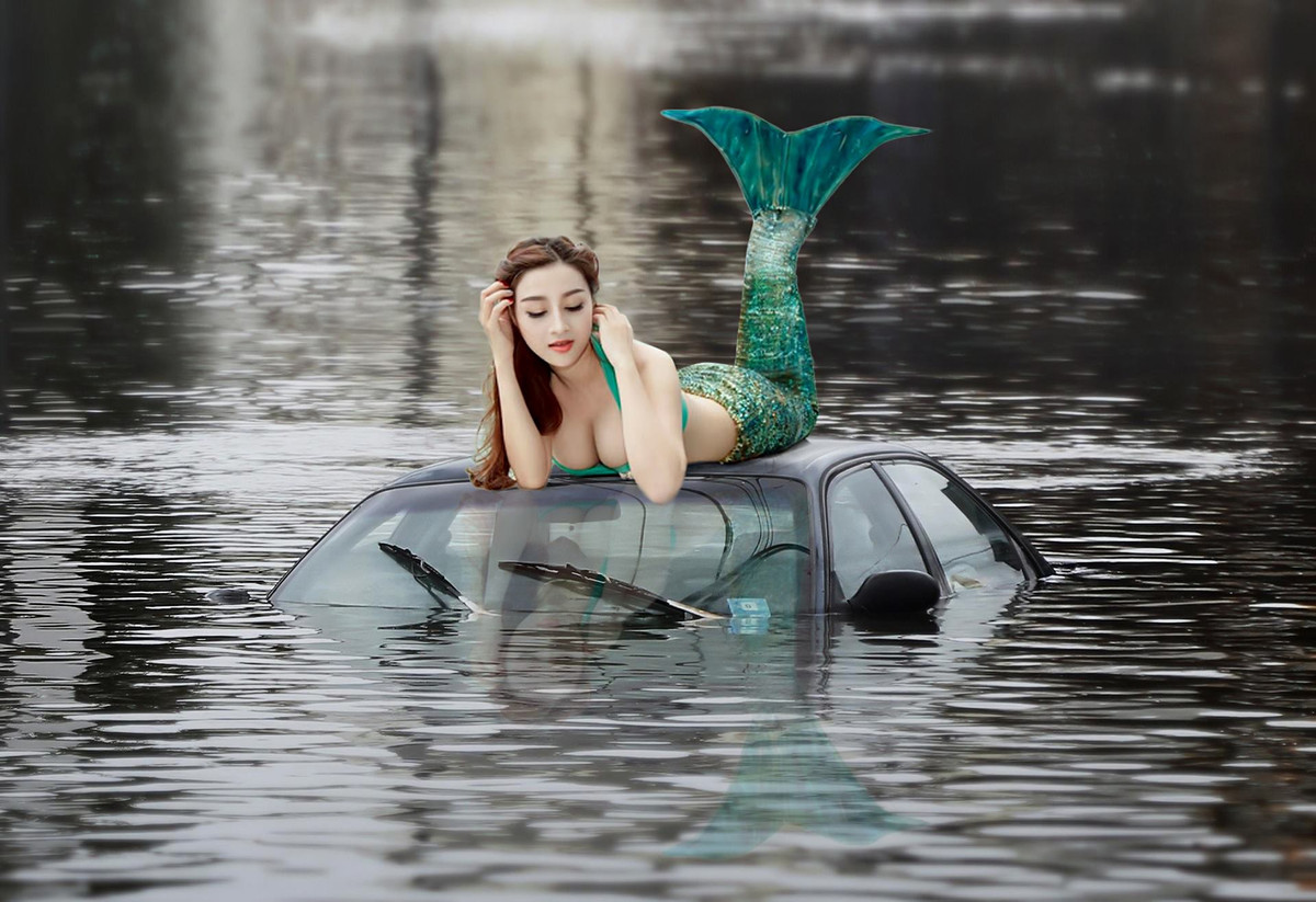 Trước tình hình phố hoá thành sông tại TP.HCM, nhiều cư dân mạng đã nhanh chóng thể hiện khả năng sáng tạo của mình và cho ra lò nhiều bức ảnh chế cực kỳ vui nhộn.