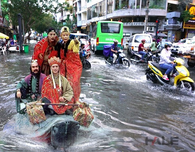 Đỉnh điểm là cơn mưa lớn kéo dài suốt 5 giờ đồng hồ đã khiến nhiều tuyến đường lớn như Nguyễn Hữu Cảnh, Trần Xuân Soạn, Ba tháng Hai, Trần Hưng Đạo,... "hóa sông", tình hình giao thông hết sức khó khăn.