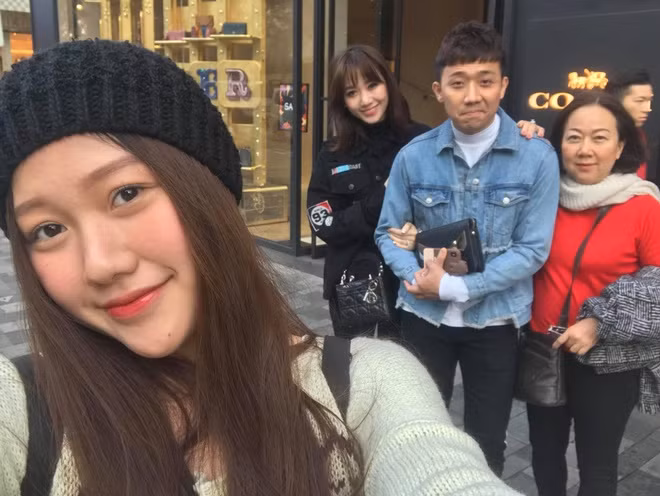 Trên trang cá nhân, Huỳnh Ân chia sẻ nhiều bức ảnh khoe nhan sắc trẻ trung, đúng lứa tuổi. Nhiều người khen ngợi em gái Trấn Thành xinh đẹp không kém bất kỳ ngôi sao showbiz nào.