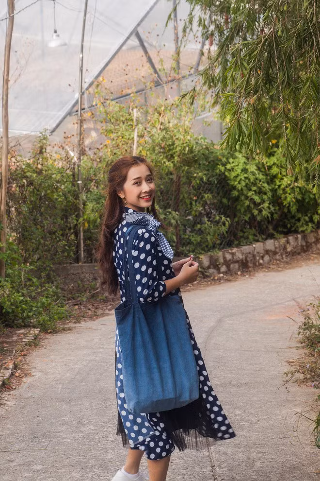 Phương Anh từng tham gia một vài bộ phim như: “Sóng gió gia đình”, “Phía sau tội ác”, “Cỏ dại”… Tuy nhiên hiện tại, Phương Anh không còn hoạt động trong lĩnh vực nghệ thuật nữa mà tập trung phát triển công việc kinh doanh. Mời quý độc giả đón xem thêm video Vợ chồng Đông Nhi, Ông Cao Thắng thực sự có "tin vui"? - Nguồn: VTC NOW