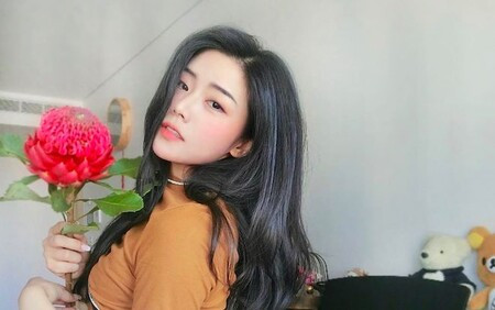  Hot girl này thường xuyên đăng tải những bức ảnh vô cùng xinh đẹp với gương mặt trẻ trung, mái tóc dài, các đường nét thanh thoát và đôi mắt to di truyền mà hai anh em nhà họ Ông.