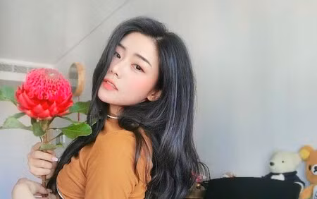  Hot girl này thường xuyên đăng tải những bức ảnh vô cùng xinh đẹp với gương mặt trẻ trung, mái tóc dài, các đường nét thanh thoát và đôi mắt to di truyền mà hai anh em nhà họ Ông.