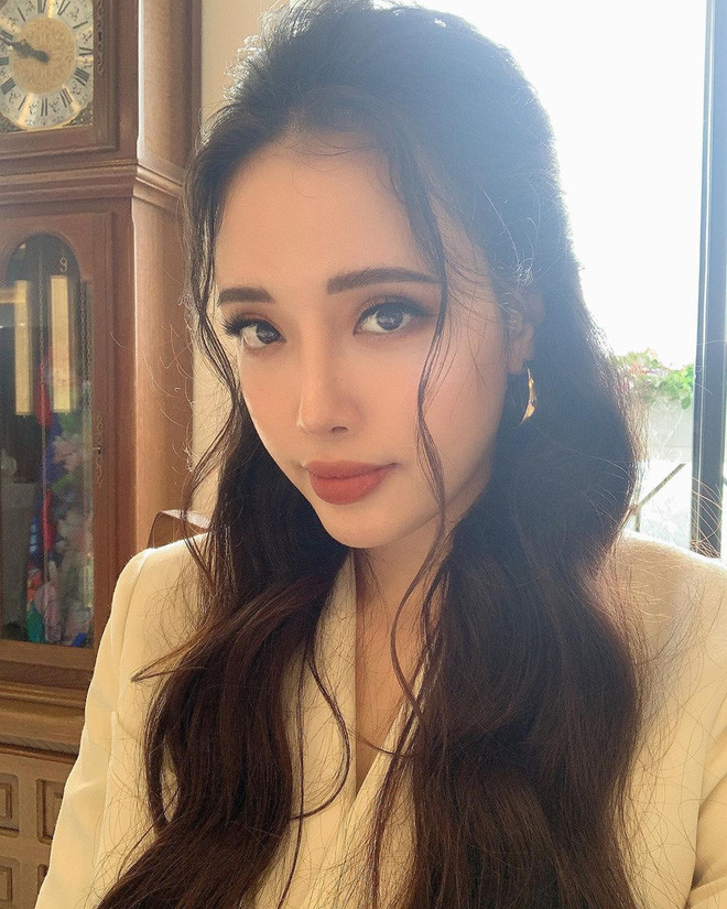 Do sở hữu chiều cao 1,78 m, cô gái 27 tuổi chuộng diện trang phục khoe chân dài, eo thon.