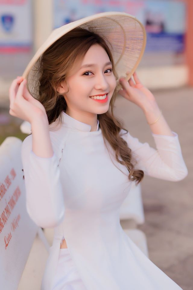 Căn bệnh quái ác này đã khiến đôi chân của Trúc Phương chẳng thể bước đi như mọi người, thế nhưng cô gái bé bỏng ấy chẳng hề nản lòng mà càng quyết tâm vươn lên hơn nữa trong cuộc sống.