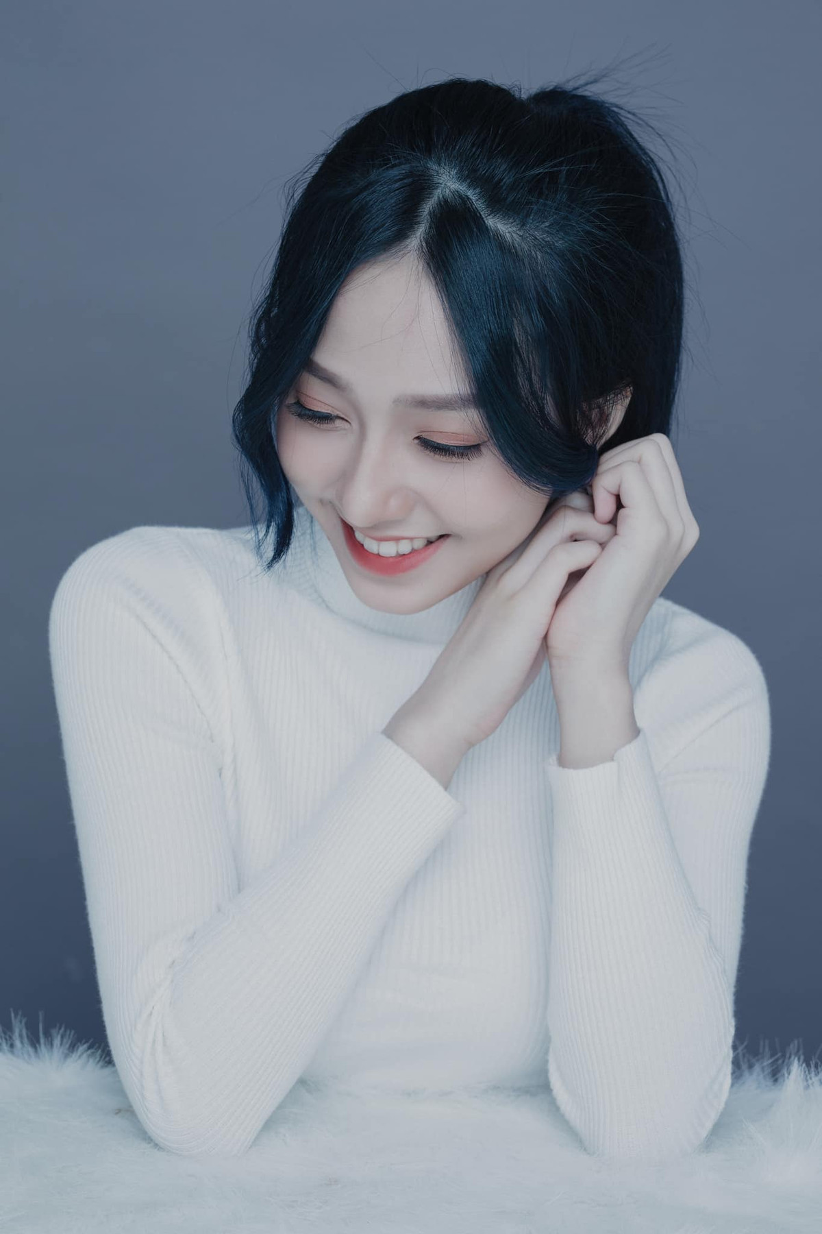 Ngoài ra, nữ sinh Kinh tế còn gây ấn tượng với nhiều người nhờ vào nhan sắc nổi bật, làn da trắng hồng, đôi mắt trong veo và đặc biệt là nụ cười duyên dáng.