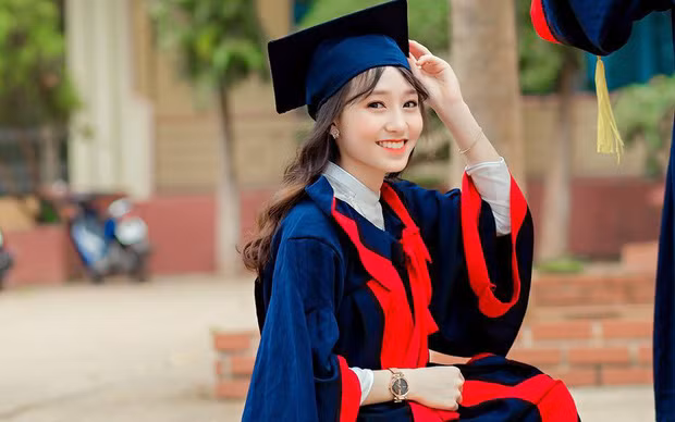 Tuy nhiên, nữ sinh 2K này đã không may mắn khi tai họa ập đến với cô lúc cô 4 tuổi. Lúc đó, Trúc Phương được bác sĩ kết luận mắc phải căn bệnh quái ác viêm tủy cách ngang, thuộc loại bệnh hiểm nghèo ít gặp ở địa bàn tỉnh Đắk Lắk.