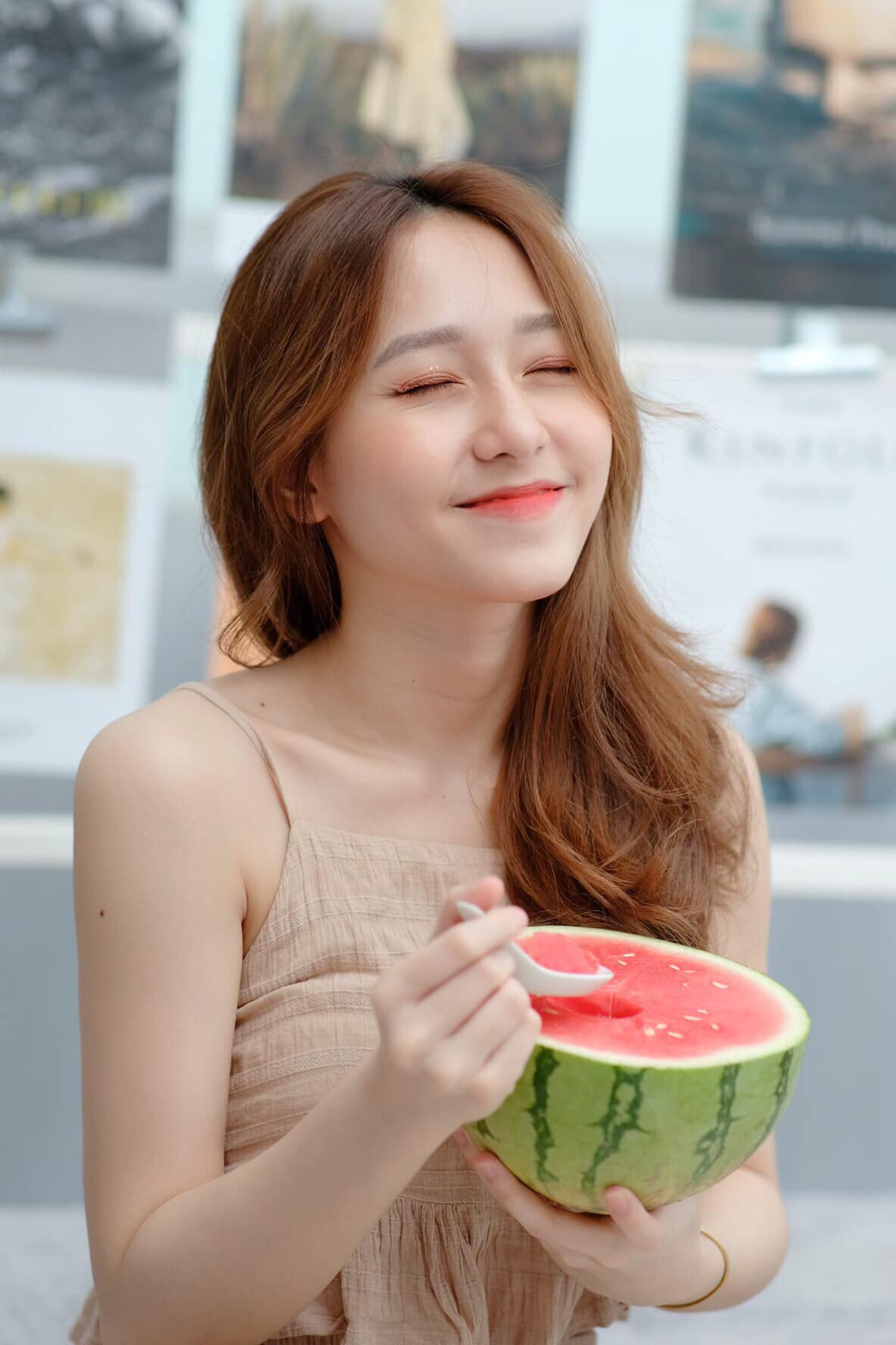 Nữ sinh 10x rất thích chụp ảnh, và cô luôn thấy vui khi nhìn ngắm lại kỷ niệm của mình qua những khung hình.