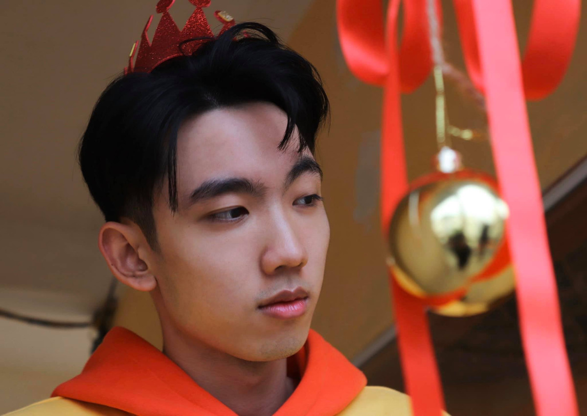 Chàng trai năm ấy giờ khiến nhiều nữ sinh khác phải "dòm ngó" vì đôi mắt sáng, chiếc mũi cao, hàm răng trắng đều cùng làn da mịn màng.