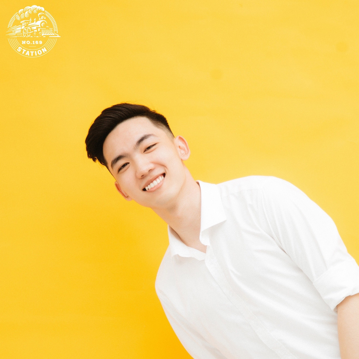 Nụ cười dễ thương của Tiến Đạt rất có thiện cảm với người đối diện.