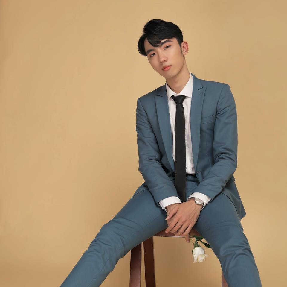 Tiến Đạt sở hữu dáng người cao dong dỏng cùng gương mặt đúng chuẩn thư sinh.