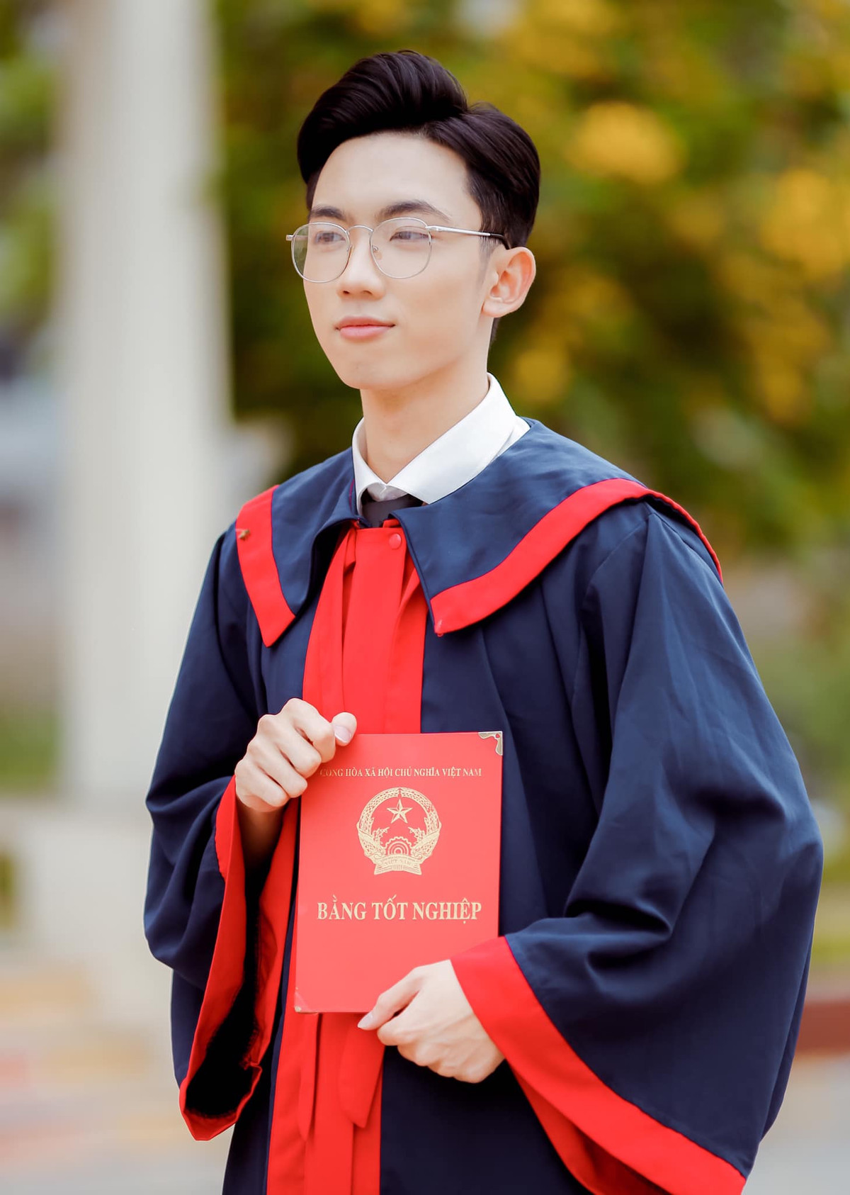 Từ khi bước vào ngôi trường Ngoại thương, nam sinh điển trai ngày càng năng động, tự do. Đạt còn tham gia một số cuộc thi Debate và Beauty &amp; Charm của trường và cũng để lại nhiều ấn tượng với khán giả. Mời quý độc giả đón xem thêm video Gặp nam sinh thủ khoa 3 khối của Ninh Bình - Nguồn: KÊNH VTC1