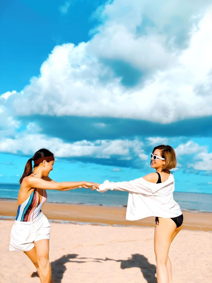 Trong những hình ảnh hiếm hoi gần đây khi Trâm Anh đi du lịch cùng mẹ và chị gái, nhiều người đã nhận ra nhan sắc cũng không kém phần xinh đẹp của chị gái cô nàng và tò mò về người chị này của Trâm Anh.