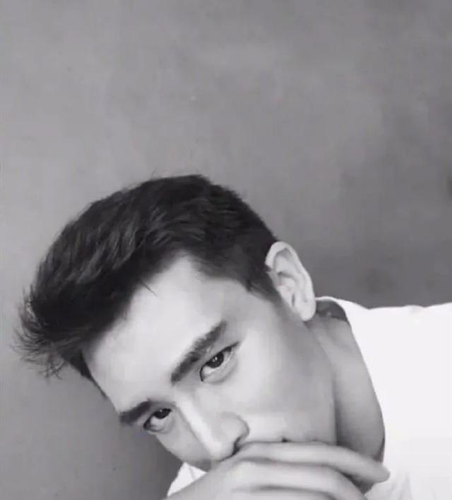 Chàng hot boy với nick name "Học Trưởng ca ca" đến từ Phúc Kiến (Trung Quốc) là gương mặt khá nổi tiếng trên MXH nhờ sở hữu nhan sắc điển trai không góc chết.