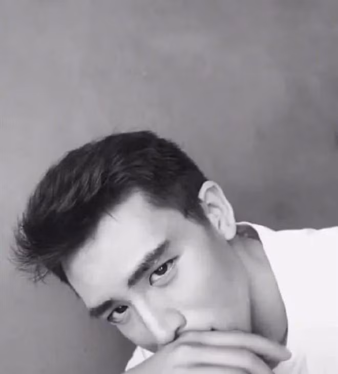 Chàng hot boy với nick name "Học Trưởng ca ca" đến từ Phúc Kiến (Trung Quốc) là gương mặt khá nổi tiếng trên MXH nhờ sở hữu nhan sắc điển trai không góc chết.