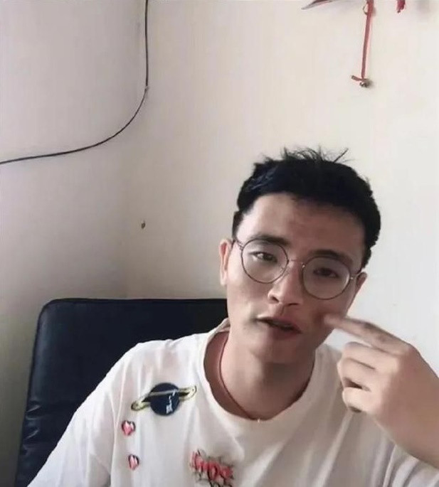 Không qua các ứng dụng chỉnh ảnh, nhan sắc thật sự của chàng trai khiến hội chị em say đắm ngày nào đã biến mất, thay vào đó là một thanh niên với gương mặt vô cùng bình thường.