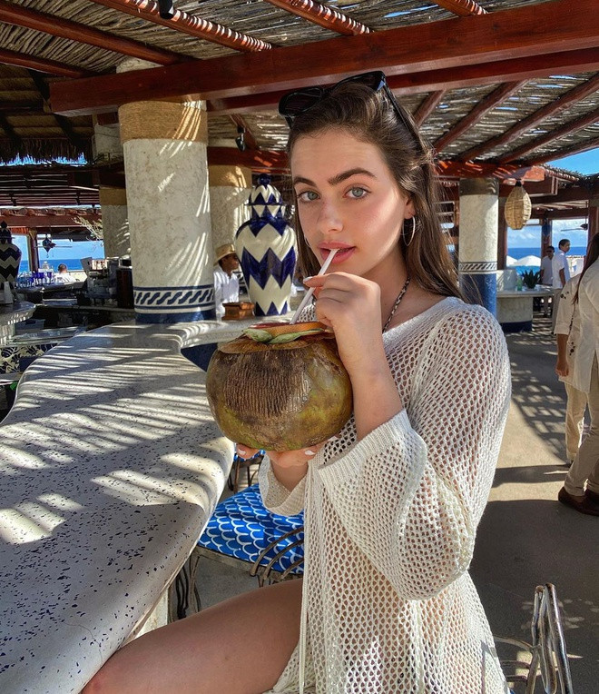 Tuy nhiên, Yael gặp không ít khó khăn để cân bằng sự nghiệp và lối sống tôn giáo của gia đình. Không chỉ từ chối nhiều hợp đồng quảng cáo, chụp mẫu vì trang phục không phù hợp, khi lưu diễn nước ngoài, cô cũng phải chật vật để tìm được loại đồ ăn phù hợp với quy định của người Do Thái. Tuy nhiên, 10X được gia đình hết lòng ủng hộ sự nghiệp và hỗ trợ cô nhiều nhất có thể.